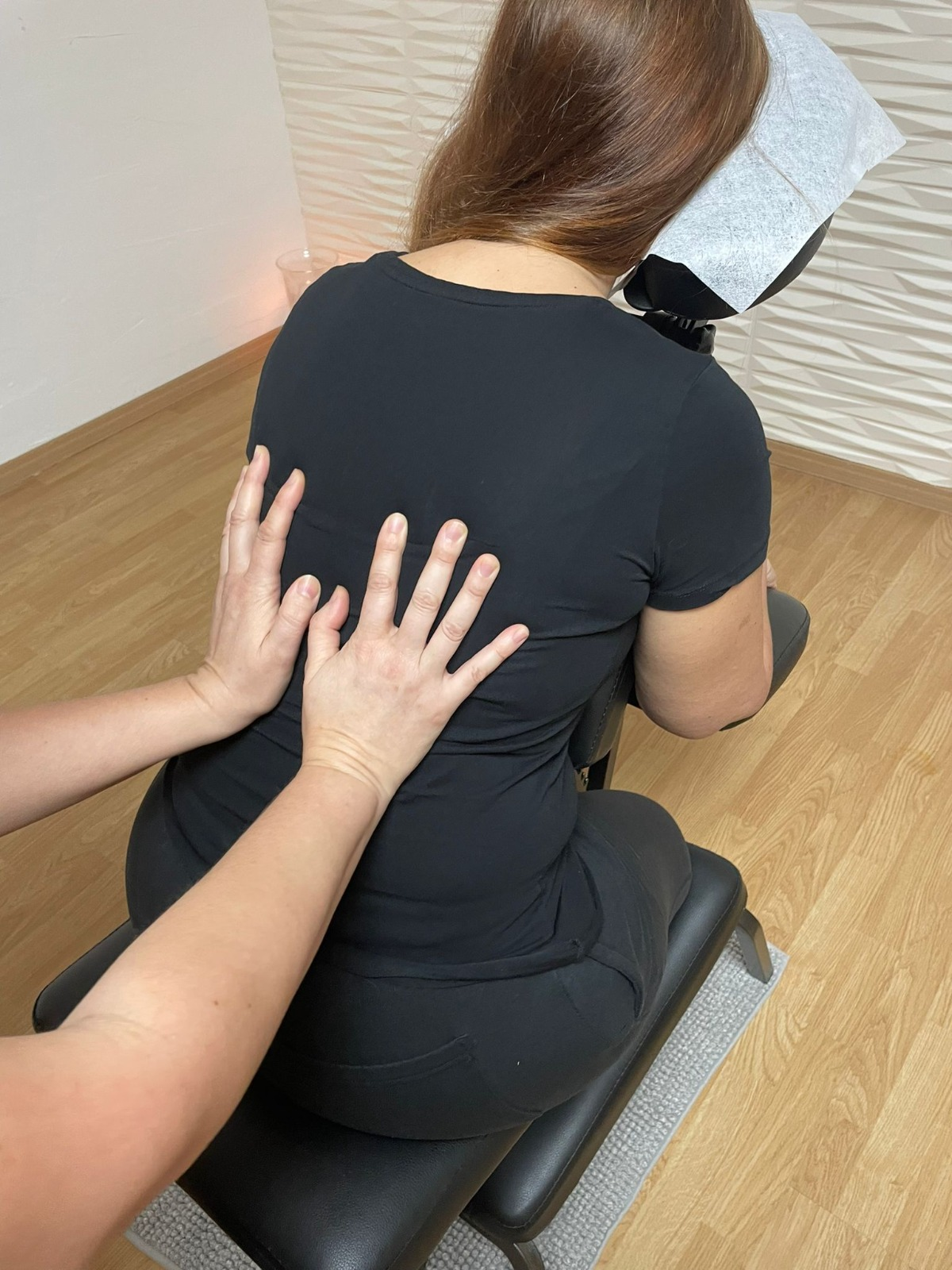 Massage du dos sur une chaise de massage adapt&eacute;e